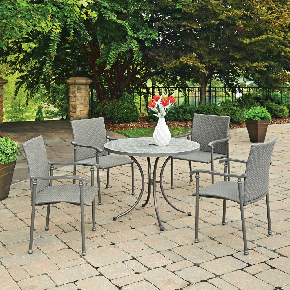 patio round table and chairs