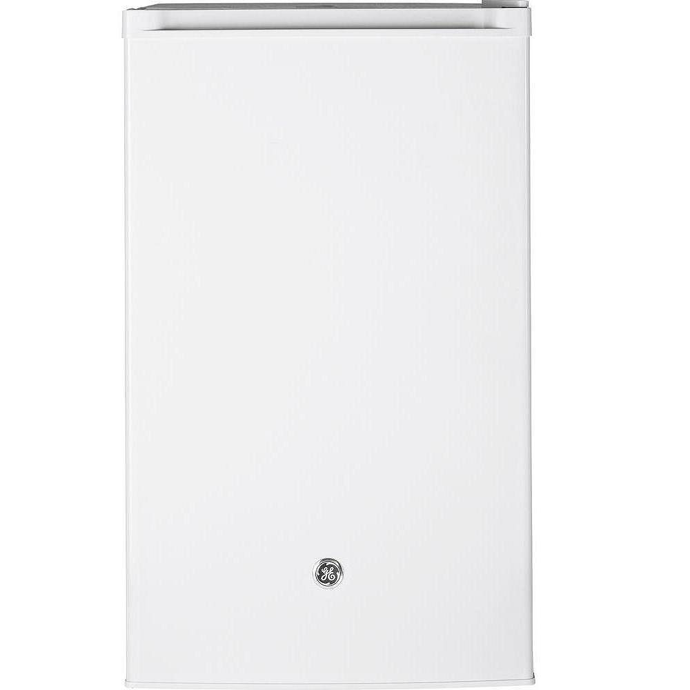 Ge 4 4 Cu Ft Compact Refrigerator Mini Fridge In White The Home Depot Canada